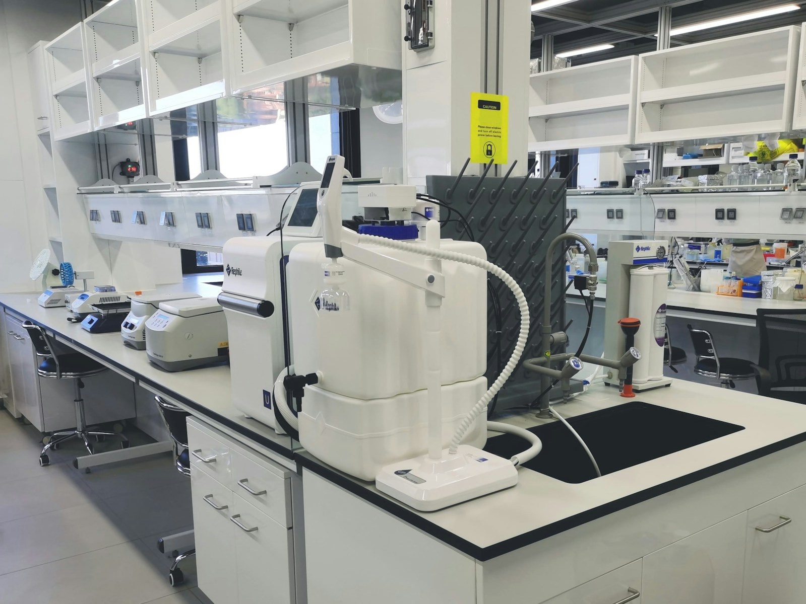 Laboratory bench with analytical instruments